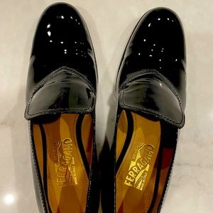 Ferragamo loafers - black patent leather - size 9C - LIKE NEW - gold detail!